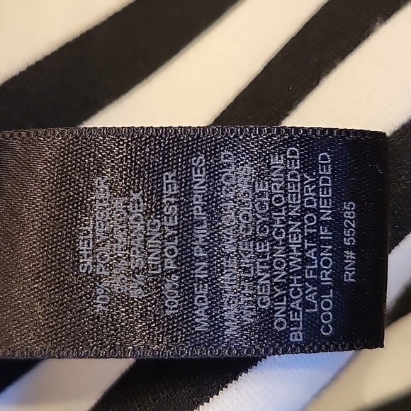 EXPRESS black and white strapless dress. Form fitting with flared skirt. Size 4 - Picture 9 of 9